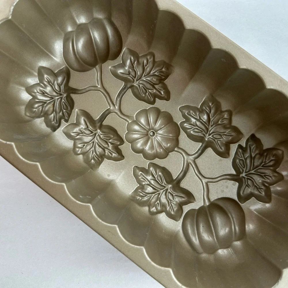 NORDIC WARE PUMPKIN LOAF PAN  Cast‎ Aluminum Made in USA Collectible